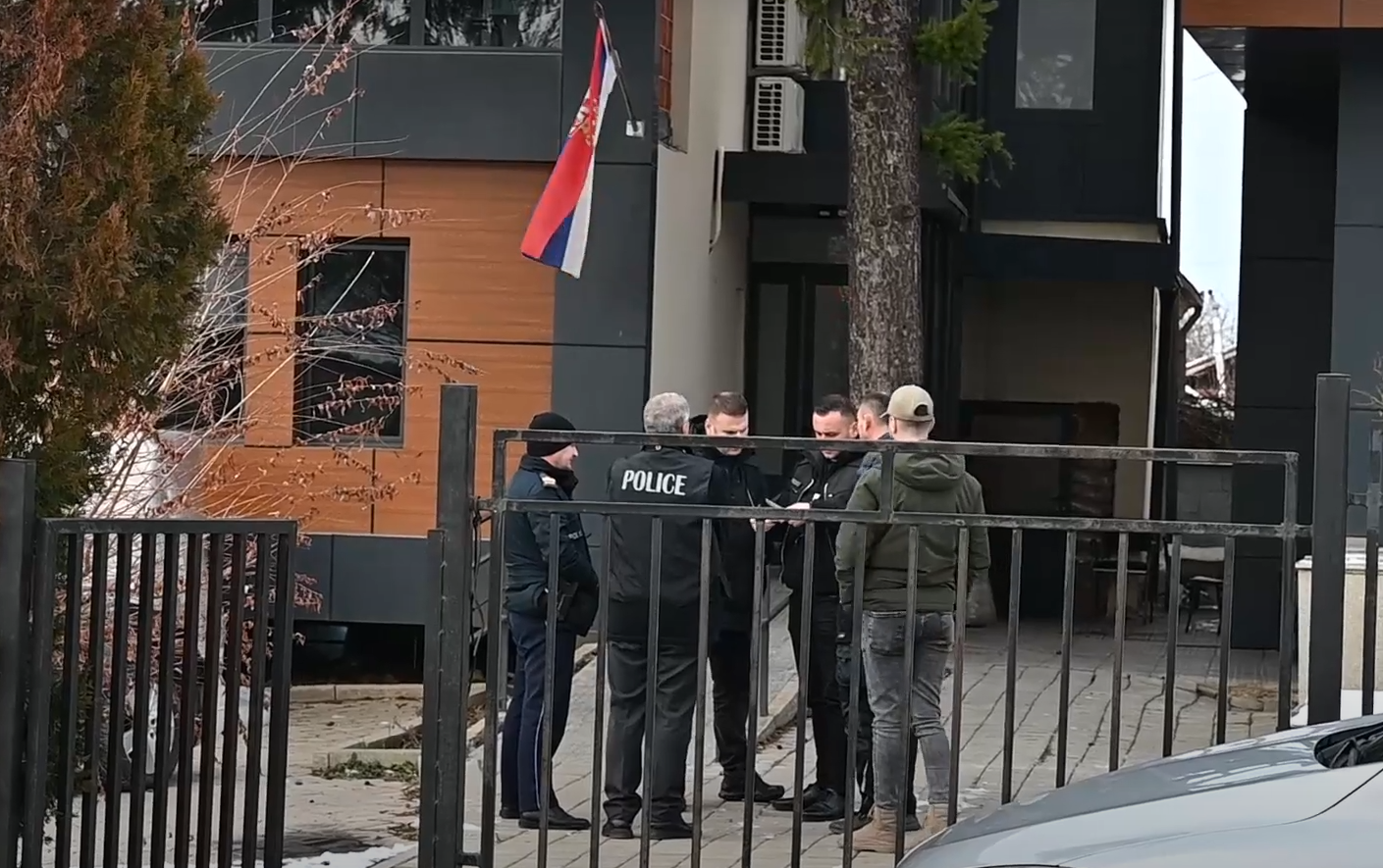 Policia e Kosovës mbyllë një komunë paralale serbe në Rahovec